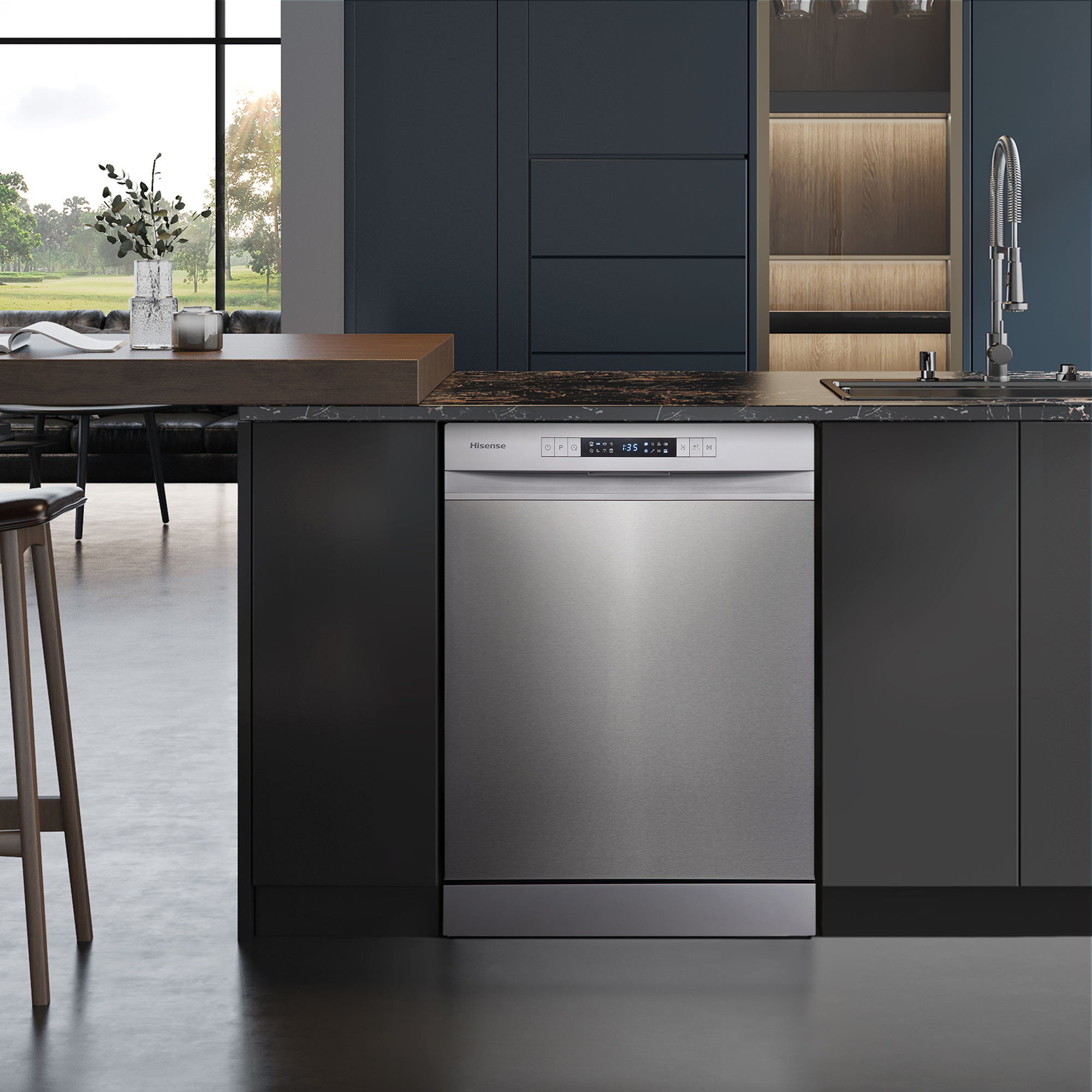 Un lavavajillas Hisense de acero inoxidable en una cocina moderna. El fondo incluye armarios oscuros y una ventana.