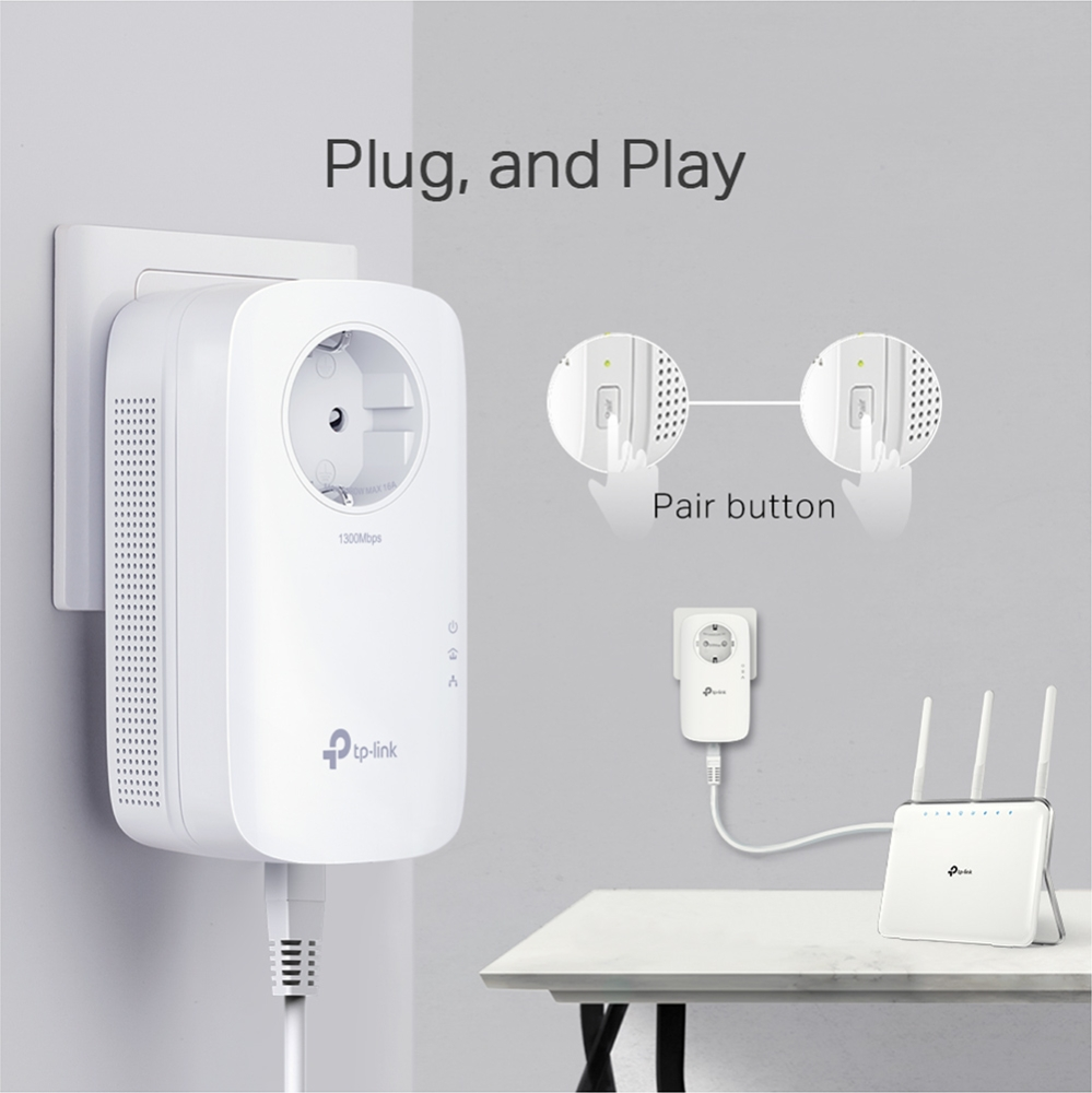 Ein eingesteckter Powerline-Adapter mit einer Plug-and-Play-Grafik.