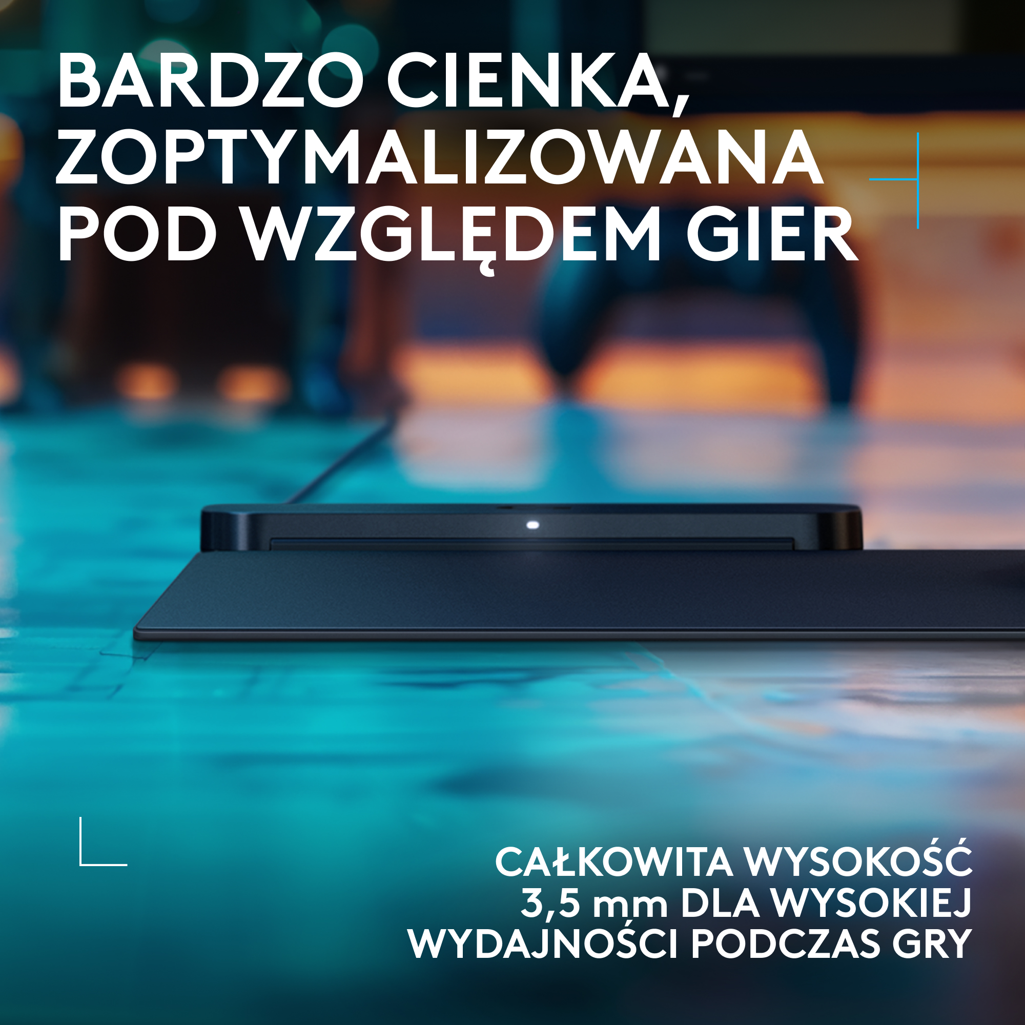 Czarny kontroler do gier na niebieskiej powierzchni, z nakładką tekstową.