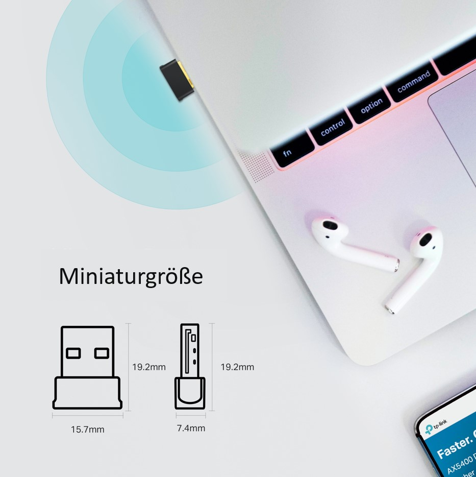 Ein Laptop, Ohrhörer und ein USB-Adapter mit Diagrammen, die Abmessungen zeigen, auf weißem Hintergrund.