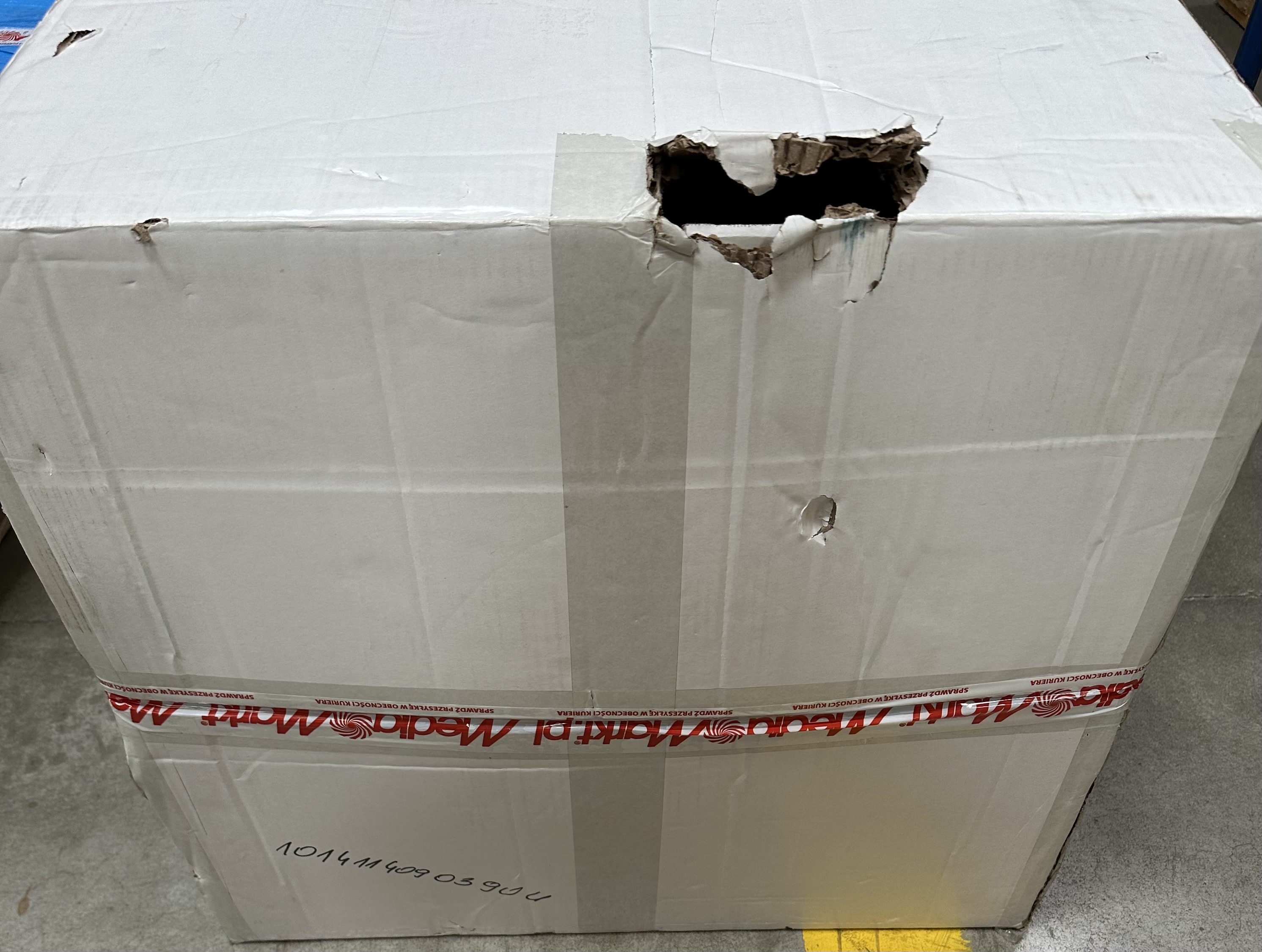 Białe pudełko kartonowe z dziurą i taśmą.