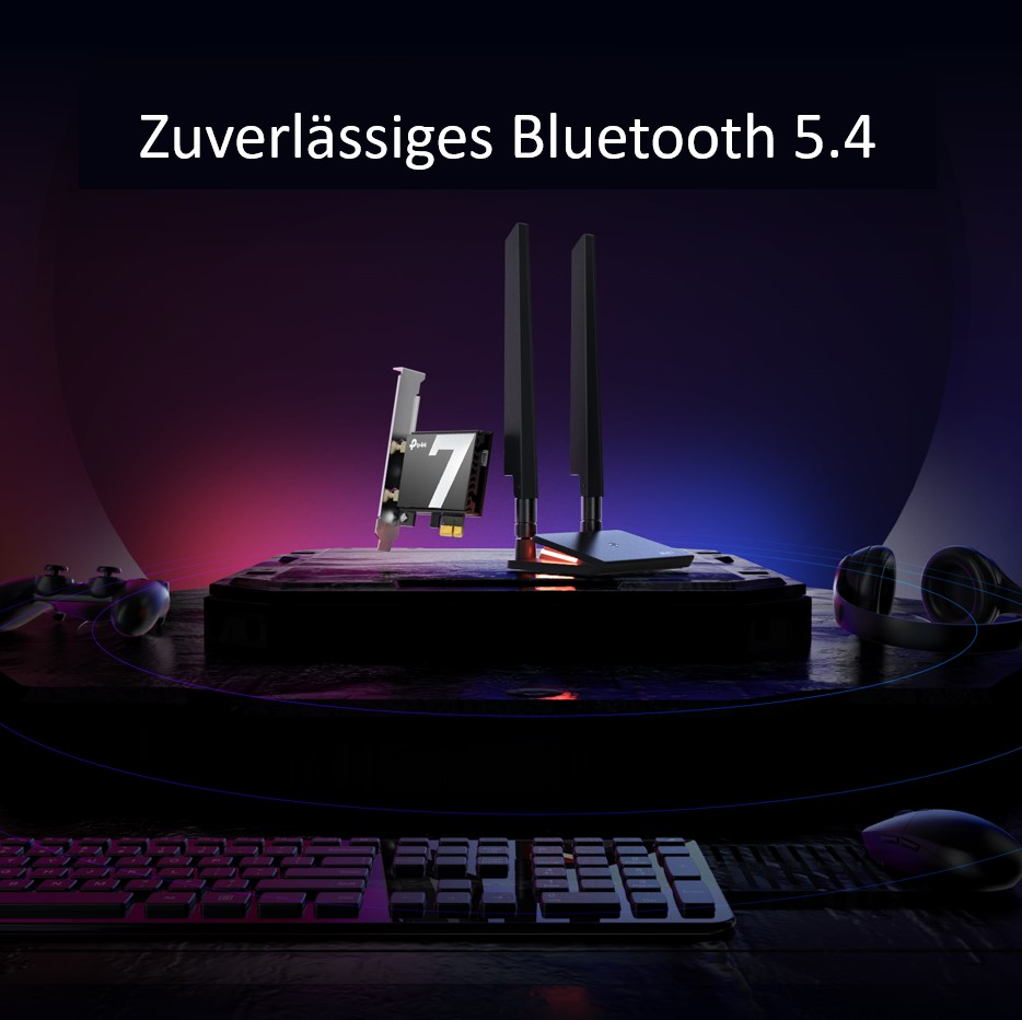 Ein Computer-Setup mit einer Karte, zwei Antennen, einer Tastatur, einer Maus und Kopfhörern.