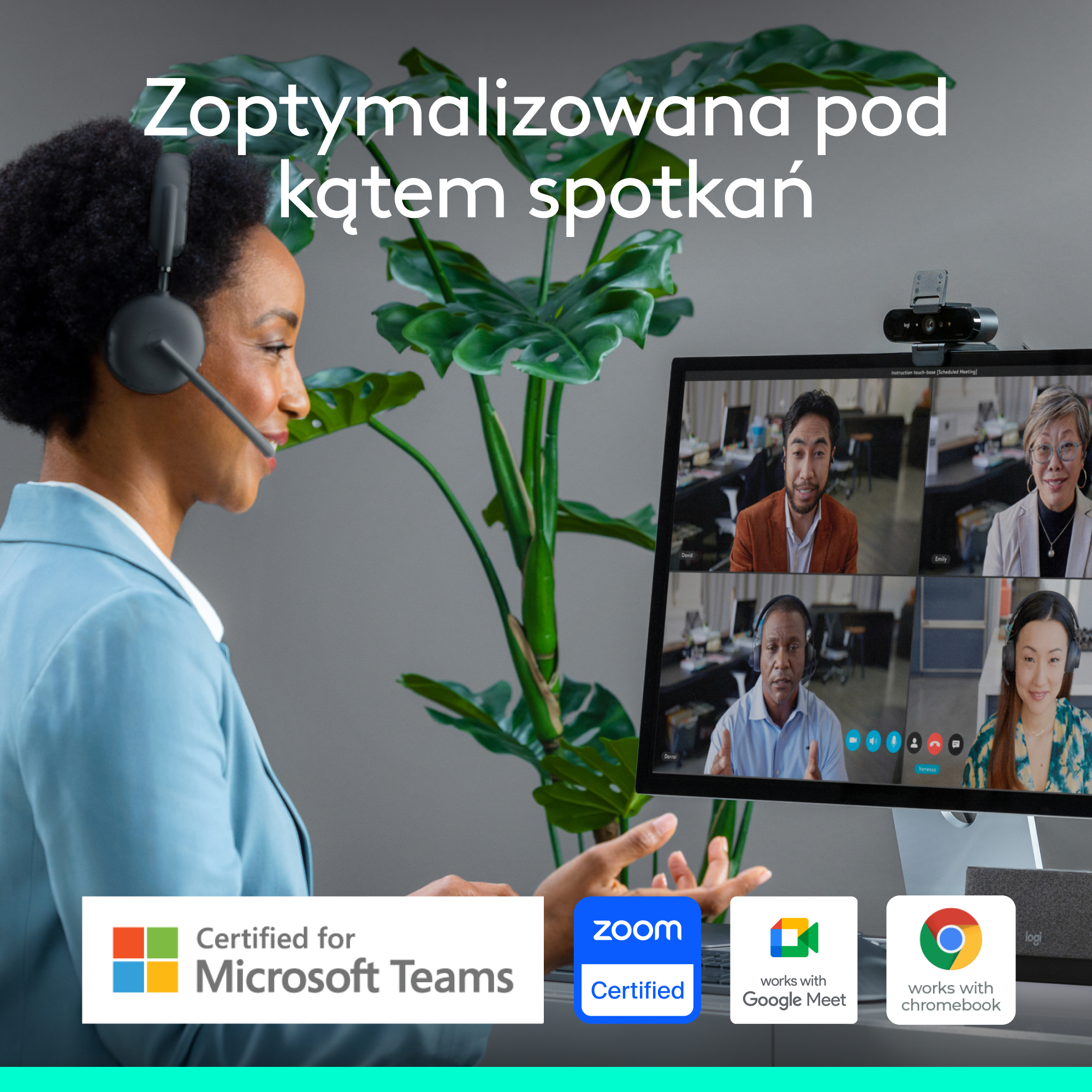 Kobieta z zestawem słuchawkowym w rozmowie wideo. Ekran pokazuje uczestników. Obecne są loga Microsoft Teams i Zoom.