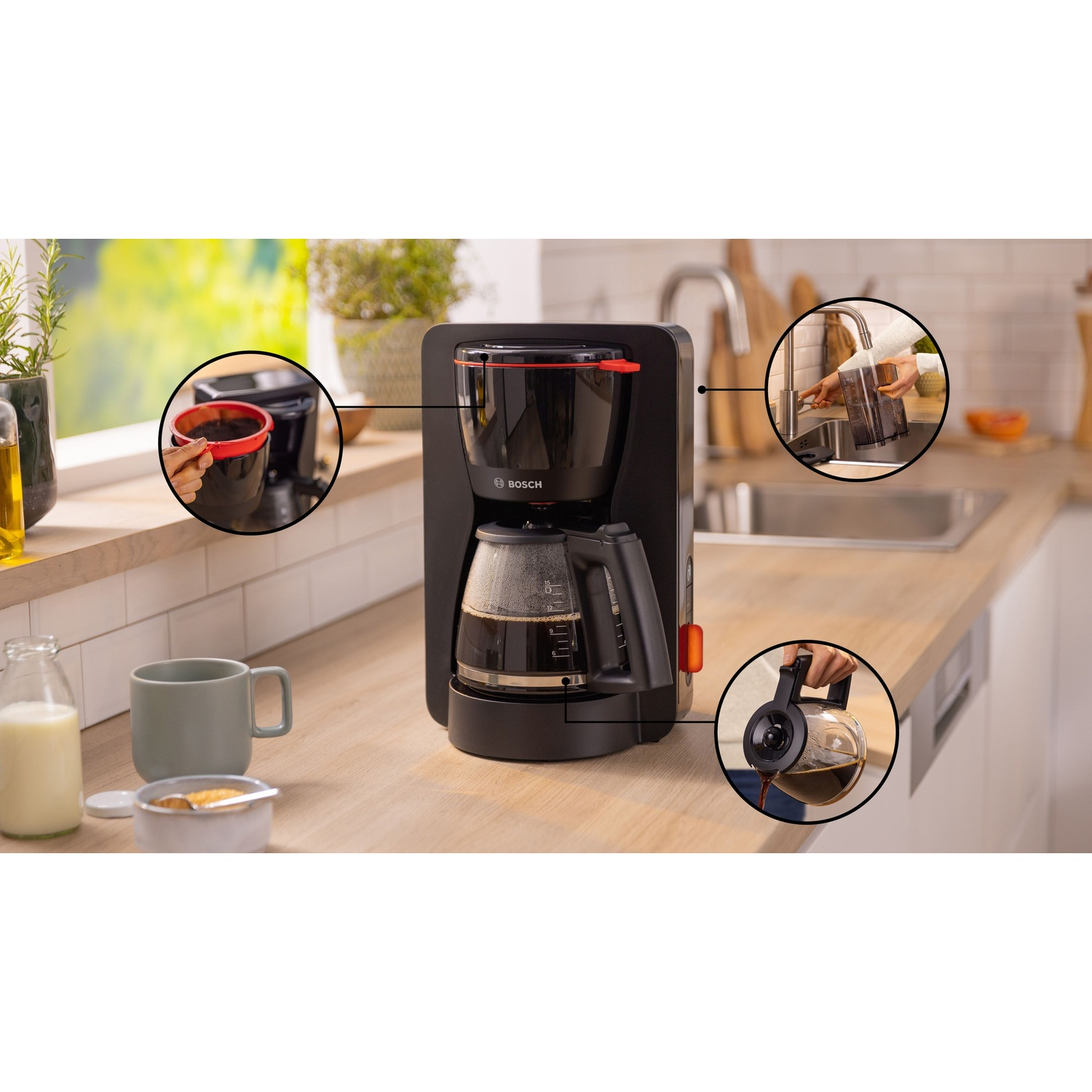 Macchina da caffè nera con dettagli sulla preparazione del caffè. I primi piani mostrano parti e azioni.