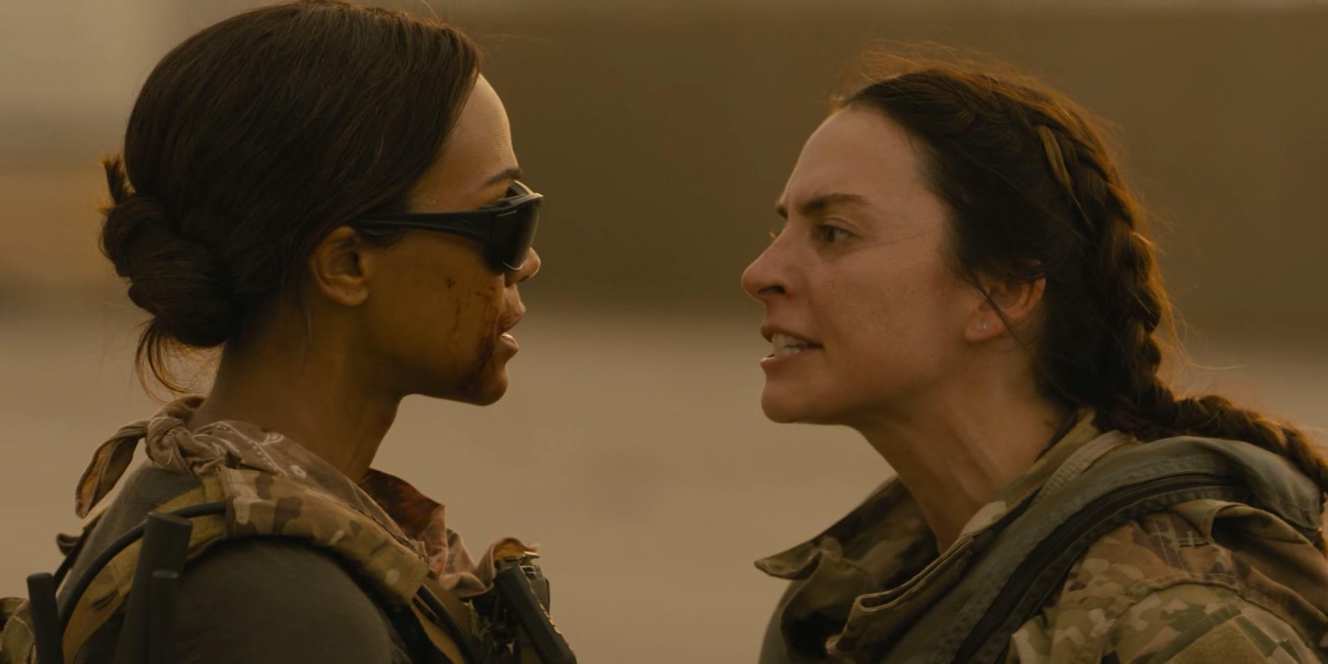 Ein Wohnzimmer mit Fernseher und Sofa. Grüne Lichtbögen gehen vom Fernseher aus.