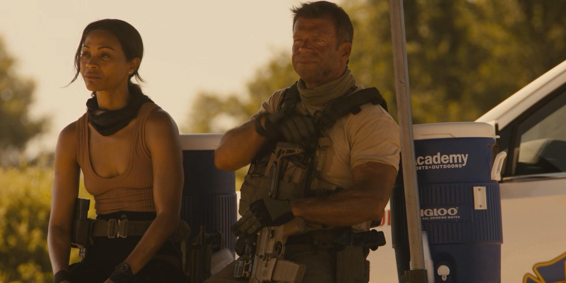 Zwei Personen, eine Frau und ein Mann, stehen in der Nähe eines weißen Lastwagens mit Kühler.