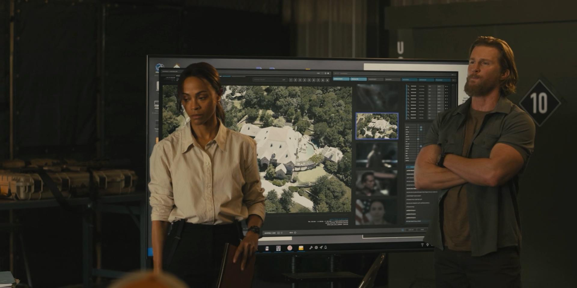 Ein schwarzer Projektor auf einem Tisch mit unscharfem Hintergrund.