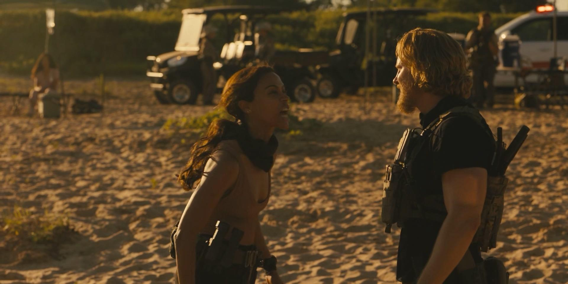 Zwei Personen am Strand, eine schreit die andere an.