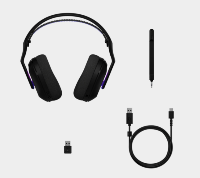 Gaming headset, USB vevő, USB-C kábel és 3,5 mm-es audiokábel fehér felületen.