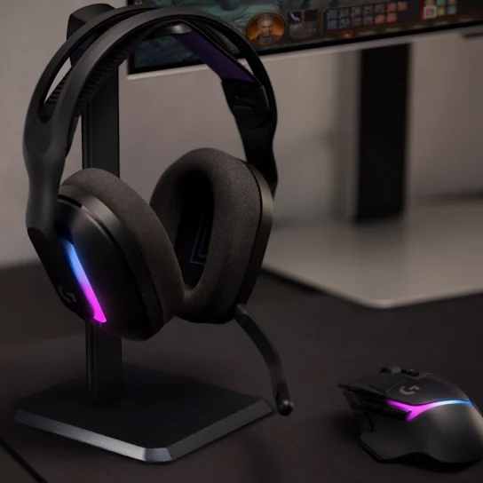 Fekete gamer headset állványon egy egér mellett. A headset és az egér világít.