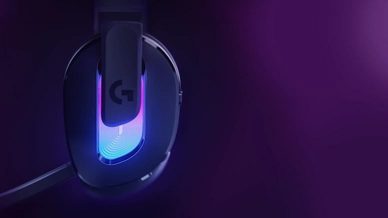 Közelkép egy fekete gamer headset fülkagylójáról, kék és lila fénnyel.