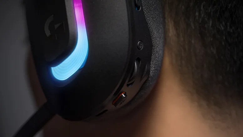 Gaming headset közeli képe. A jobb oldalon hangerőszabályzók és mikrofonkapcsoló látható.