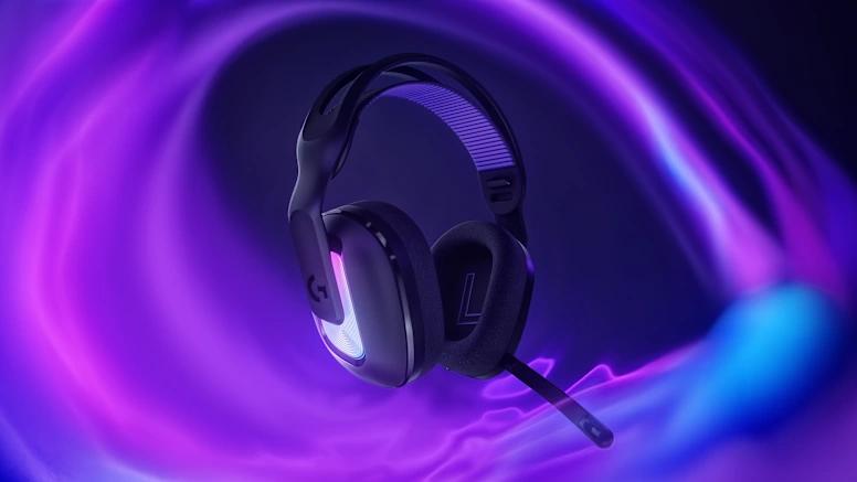 Fekete-lila gamer fejhallgató mikrofonnal, lila-kék elmosott háttér előtt.