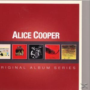 Alice Cooper album sorozatának borítója. A borító piros, album borítók kollázsával.