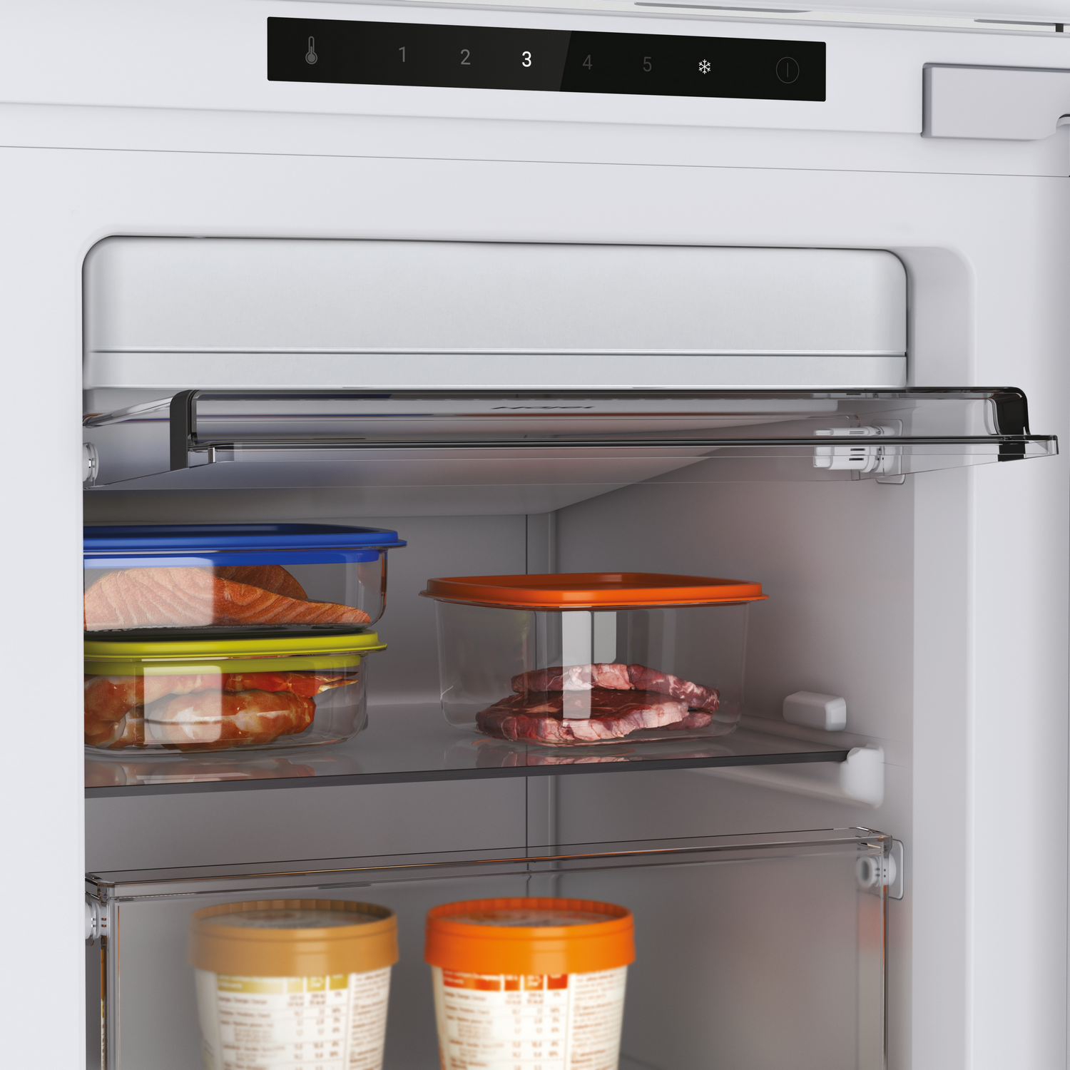 Refrigerador en una cocina moderna con puertas abiertas, mostrando el interior.