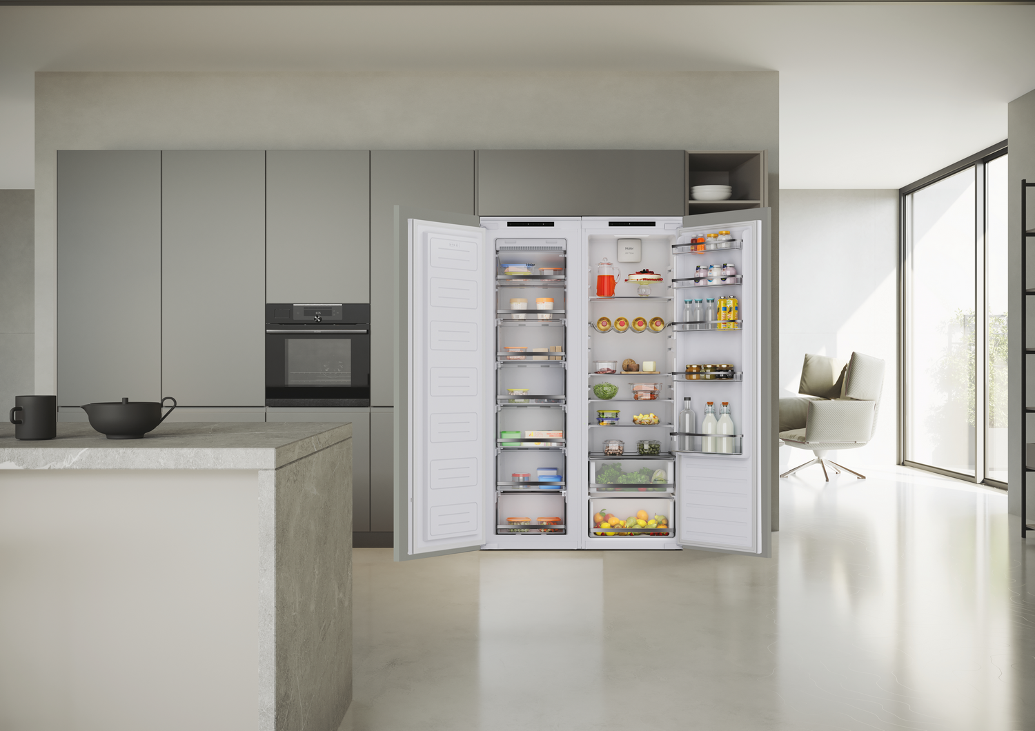 Refrigerador abierto con comida dentro, en una cocina moderna.