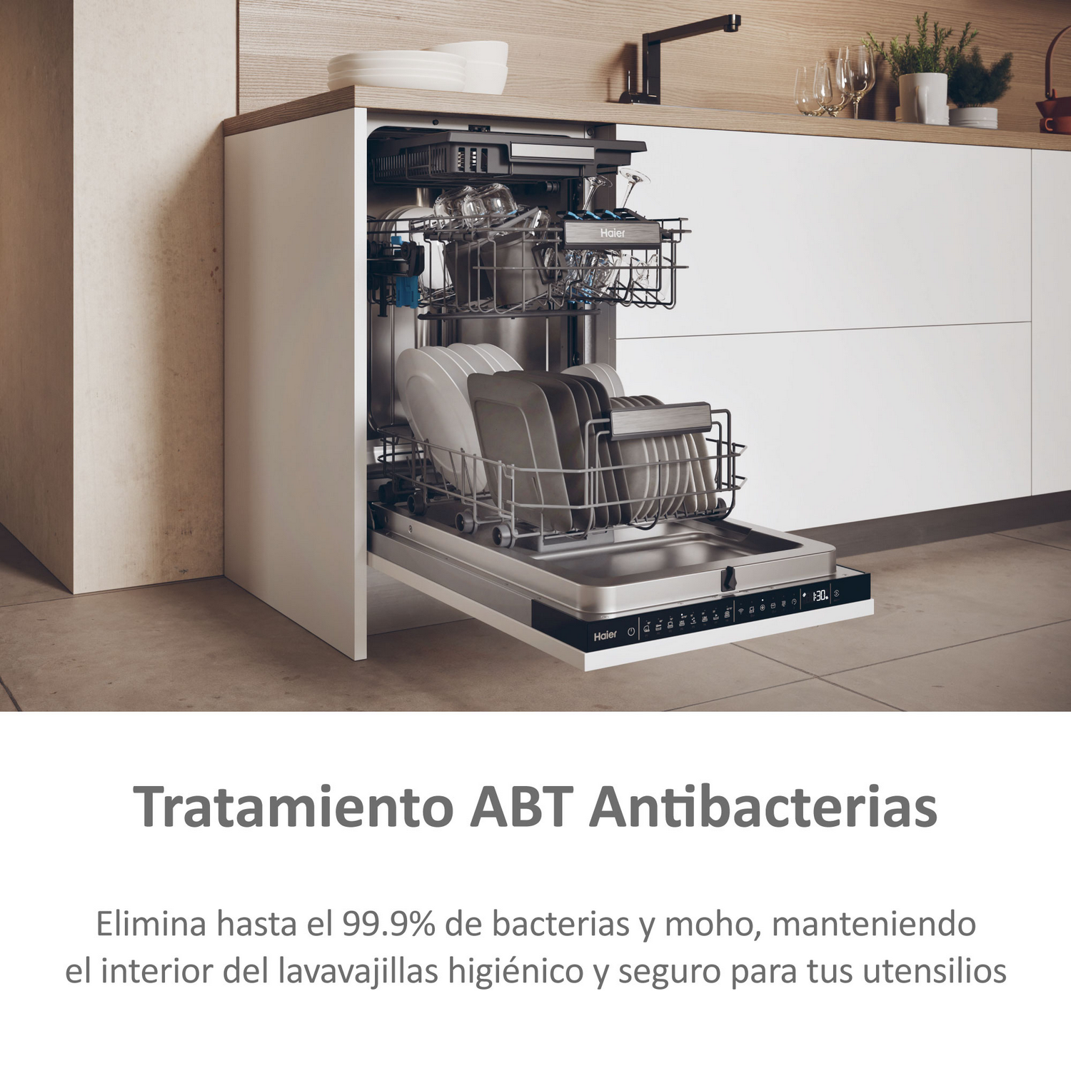 Lavavajillas con puerta abierta, mostrando platos limpios y ABT Antibacteria.