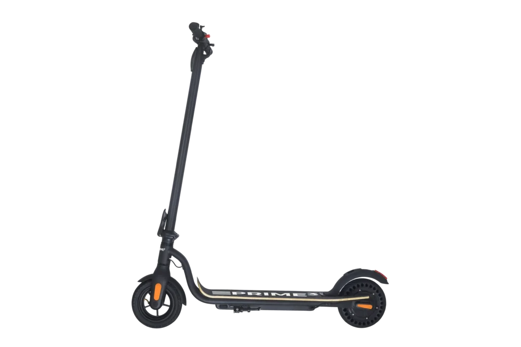 Hulajnoga elektryczna, czarna z pomarańczowymi akcentami, na czarnym tle.