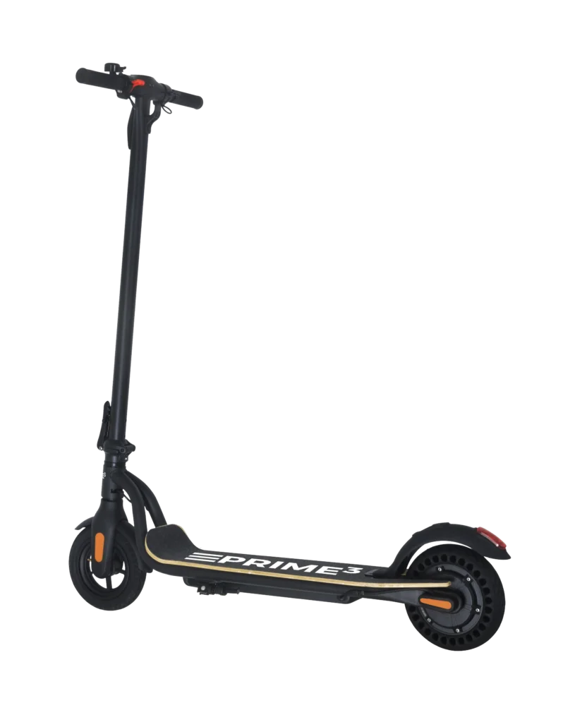 Czarna hulajnoga elektryczna z drewnianym pokładem, E-PRIME3, na czarnym tle.