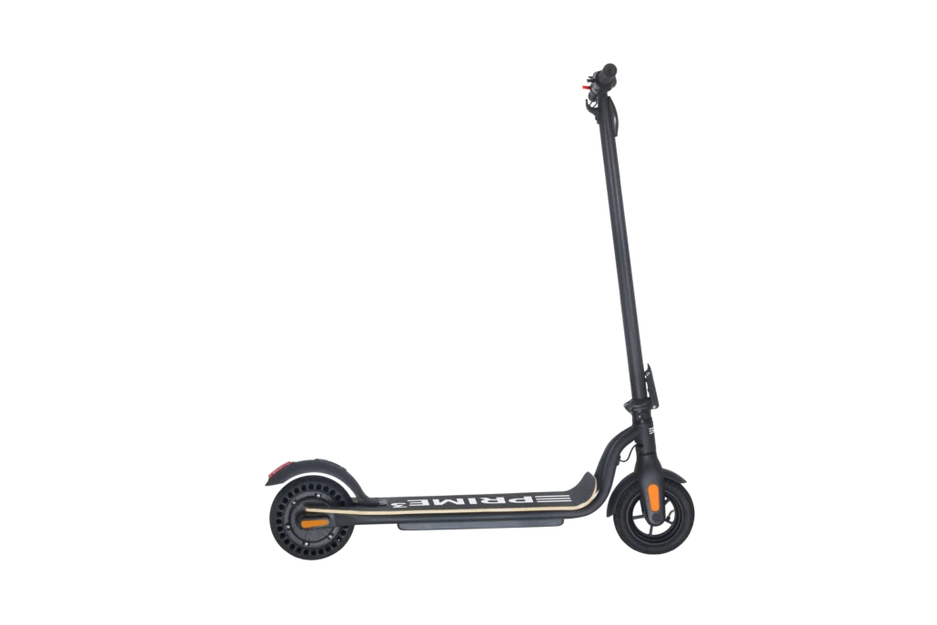 Hulajnoga elektryczna, czarna z pomarańczowymi akcentami, na czarnym tle.