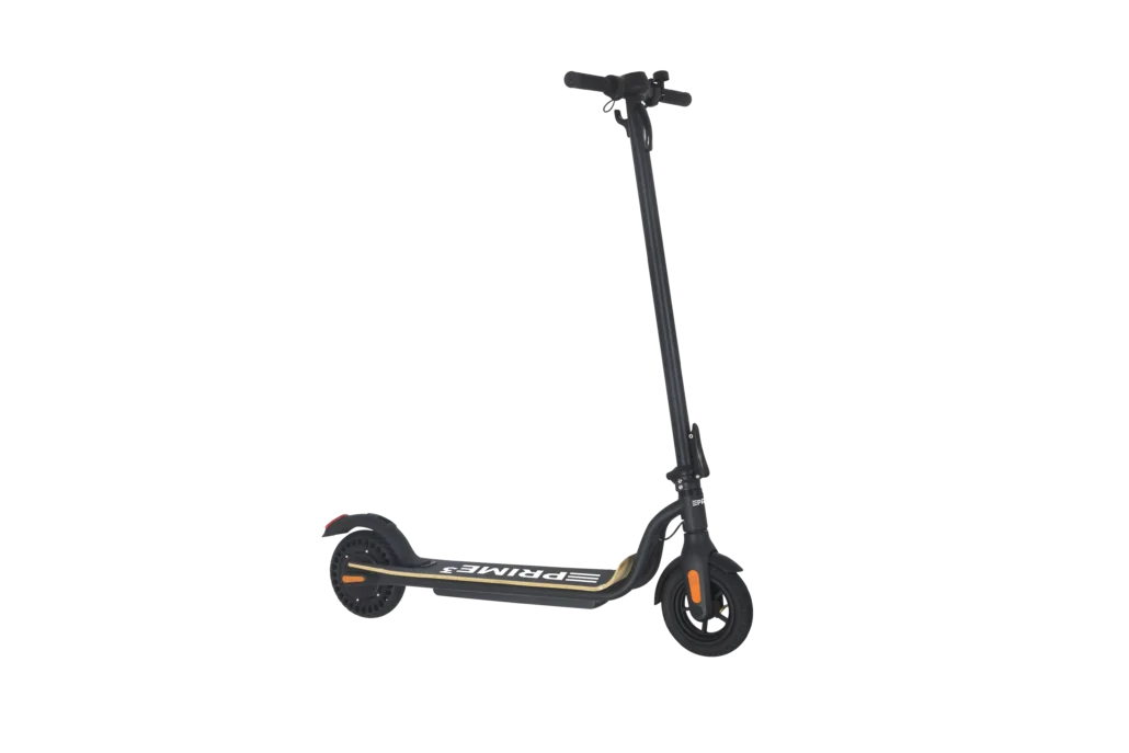 Czarna i żółta hulajnoga elektryczna na czarnym tle.