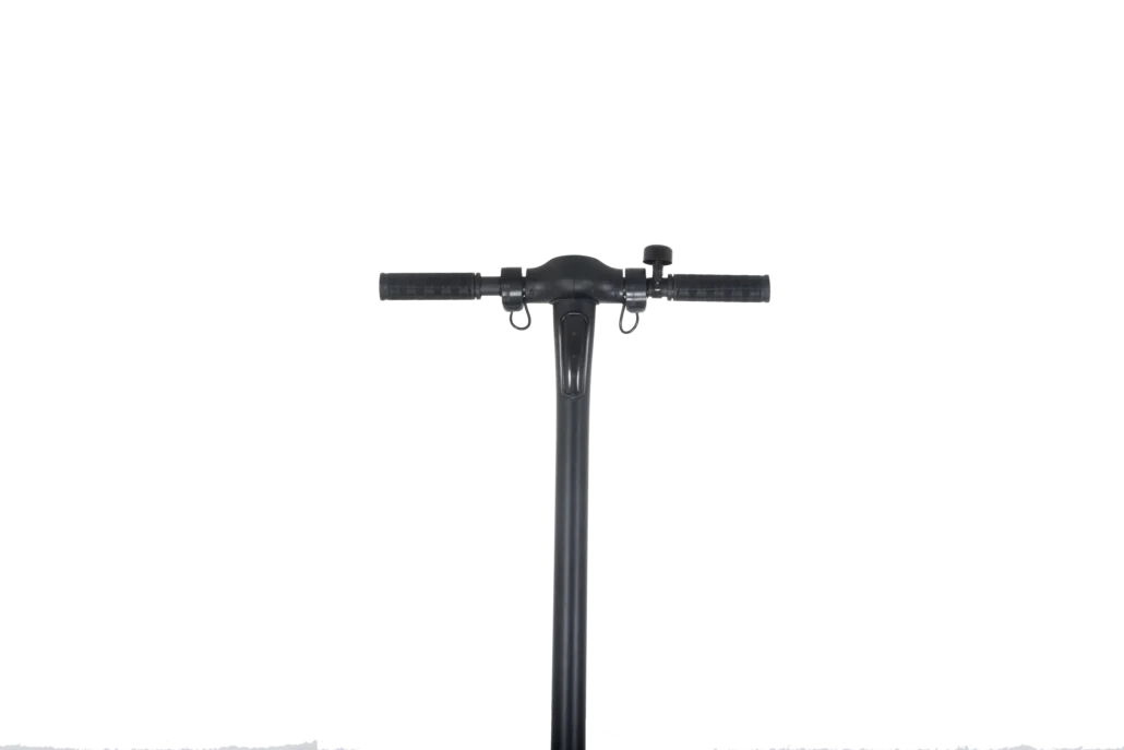 Czarna kierownica skutera na czarnym tle.