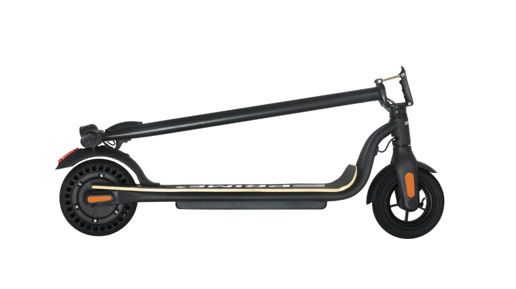 Czarny skuter elektryczny na czarnym tle, widok z boku.