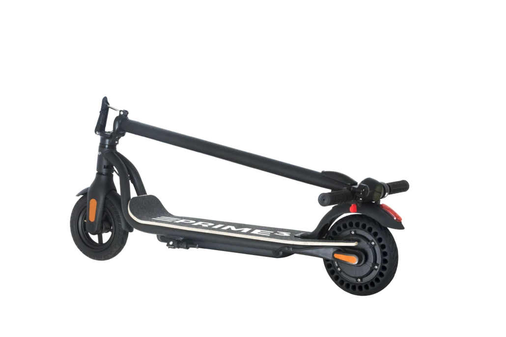 Czarna hulajnoga elektryczna na czarnym tle. Złożona, z pomarańczowymi światłami i czarnym pokładem.