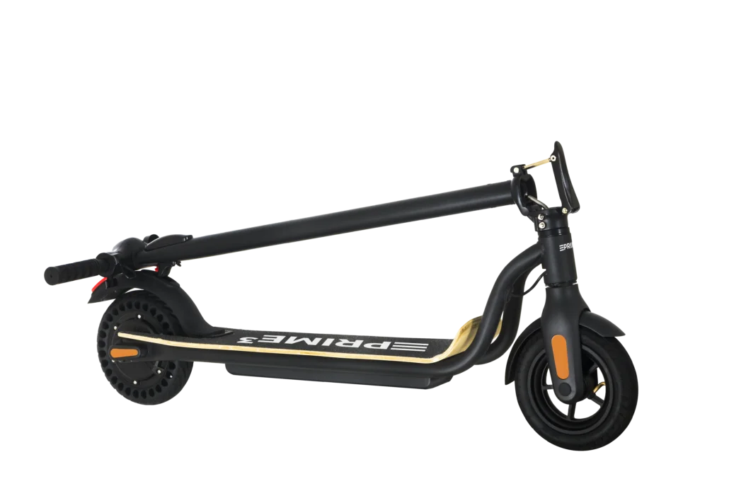 Czarna hulajnoga elektryczna na czarnym tle. Złożona, z pomarańczowymi światłami i czarnym pokładem.