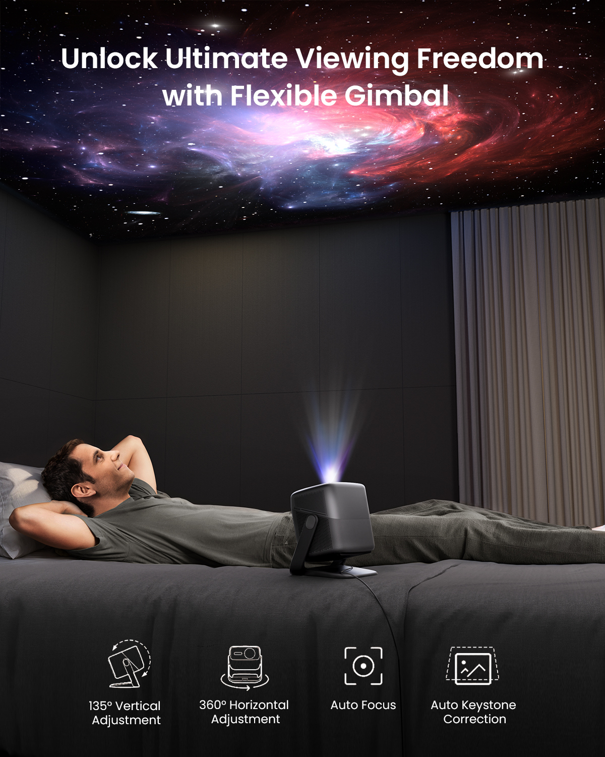 Uomo sdraiato a letto che guarda il cielo stellato proiettato sul soffitto da un proiettore.