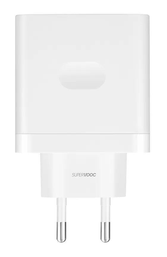 Biała ładowarka do telefonu. Logo SuperVooc na ładowarce. Ładowarka ma dwa piny.