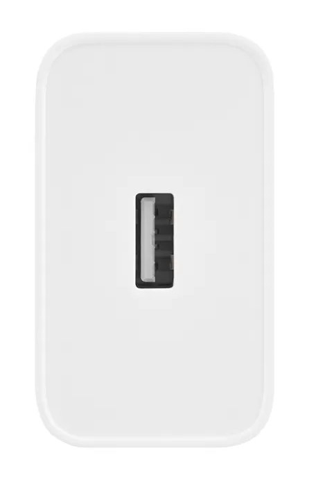 Widok z góry na białą ładowarkę do telefonu z portem USB. Czarny port USB.