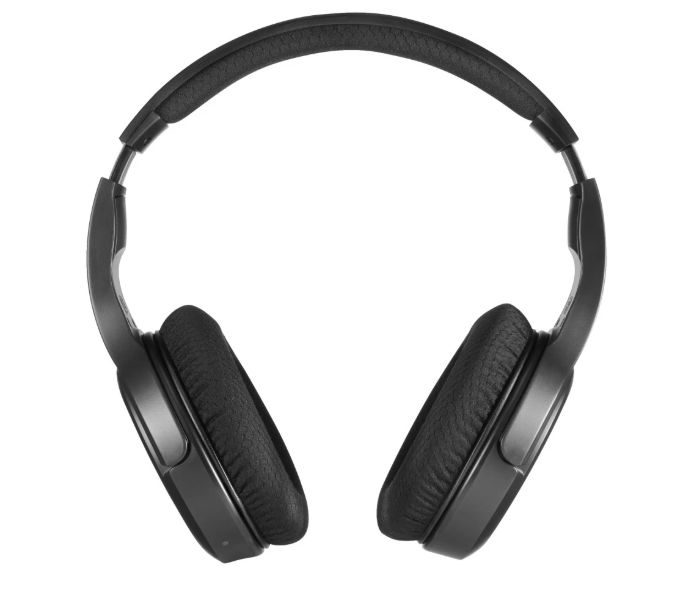 Auriculares negros con cable.