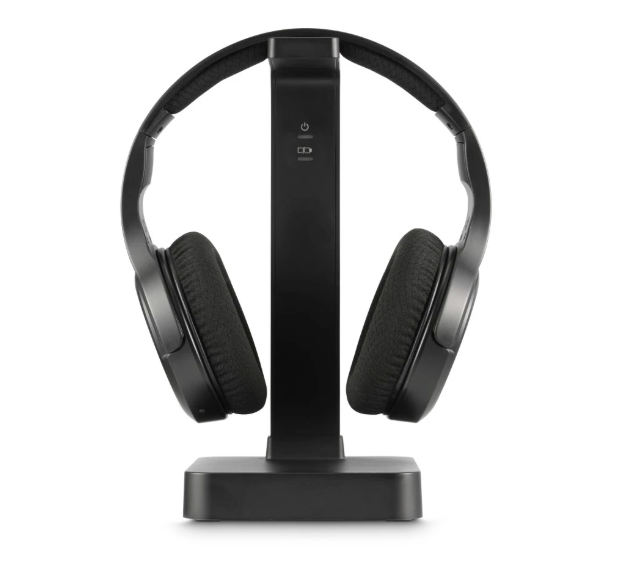 Auriculares negros en base de carga, sobre fondo blanco.