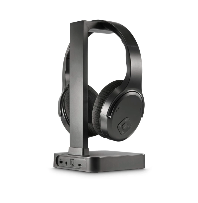 Auriculares negros en base de carga, fondo blanco.