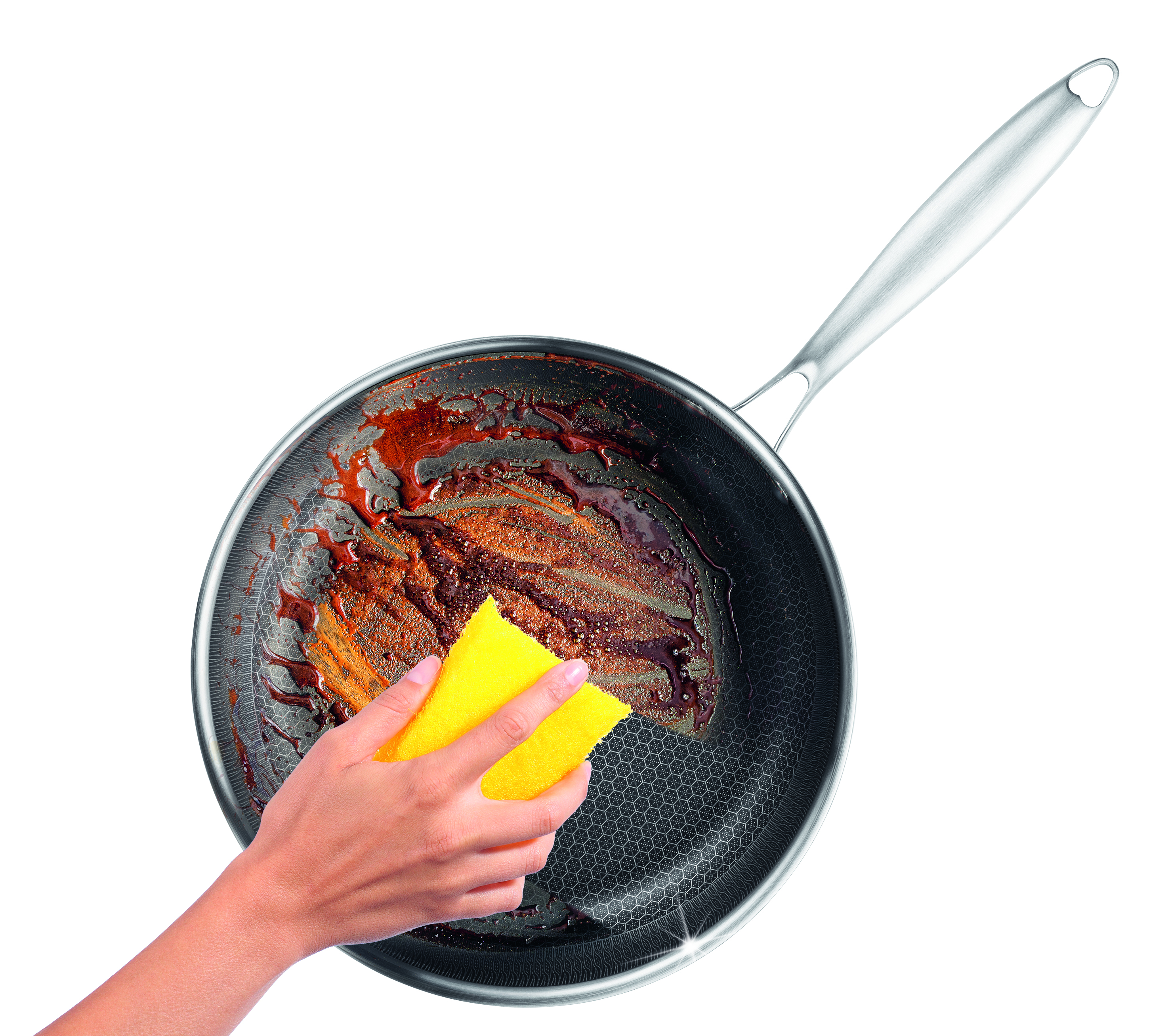 Eine Hand reinigt eine schmutzige Pfanne mit einem gelben Schwamm. Nahaufnahme auf weißem Hintergrund.