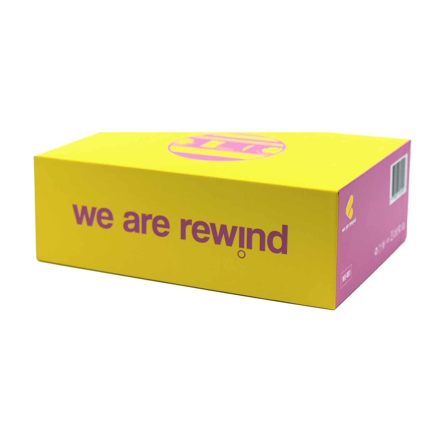 Una scatola gialla con la scritta "we are rewind" e un logo in cima.