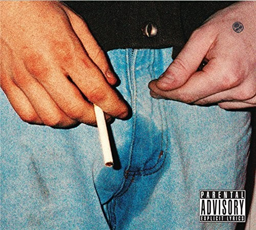 Gros plan sur des mains avec une cigarette et un tatouage.
