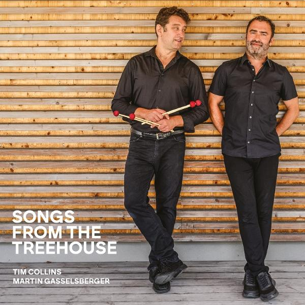 Zwei Männer stehen vor einer Holzwand und halten Trommelstöcke. Titel 'Songs from the Treehouse'.