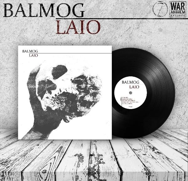 Balmog Laio Albumcover. Hand, die einen Schädel auf einer Holzoberfläche hält.