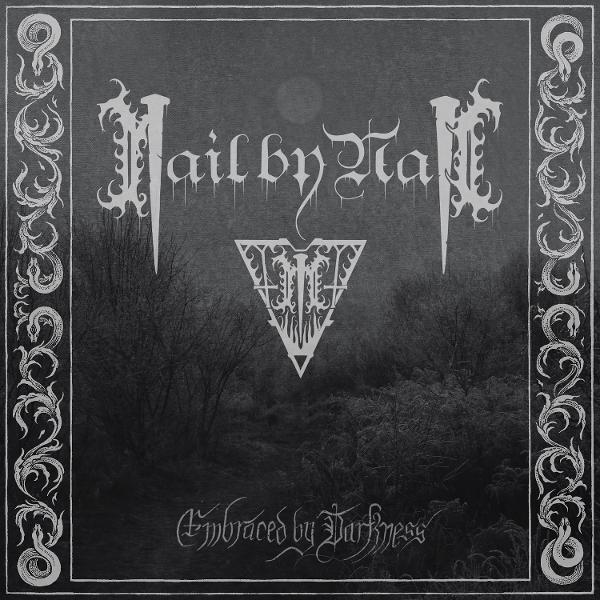 Schwarz-weißes Albumcover mit gotischer Schrift und Waldbild.