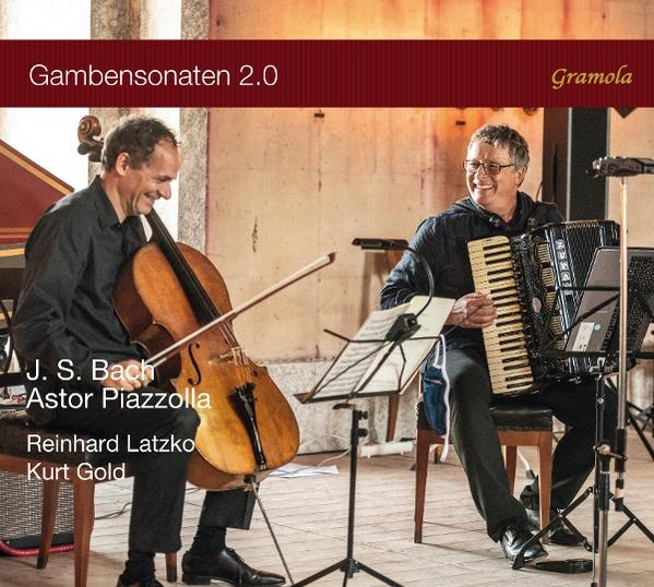 Zwei Musiker spielen Cello und Akkordeon vor Noten.