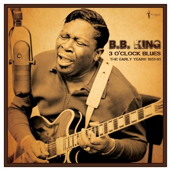 Bild zeigt B.B. King, der Gitarre spielt und in ein Mikrofon singt.