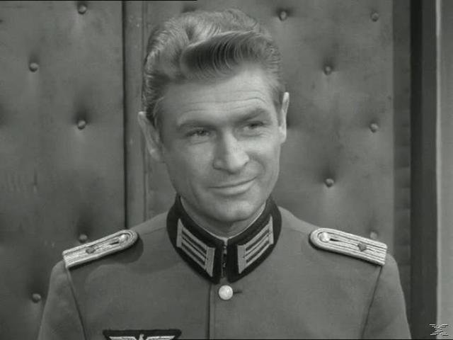 Schwarz-Weiß-Foto eines Mannes in Militäruniform mit strengem Ausdruck.