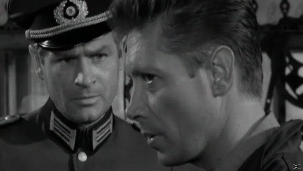 Ein Schwarz-Weiß-Foto. Ein Mann in Uniform spricht mit einem anderen Mann.