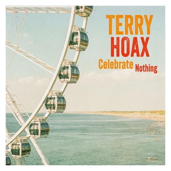 Riesenrad mit Kabinen, Text 'TERRY HOAX', 'Celebrate Nothing', Strandszene im Hintergrund.