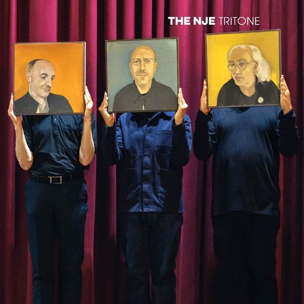 Albumcover: Drei Personen halten Porträts vor ihre Gesichter, mit Text darüber.