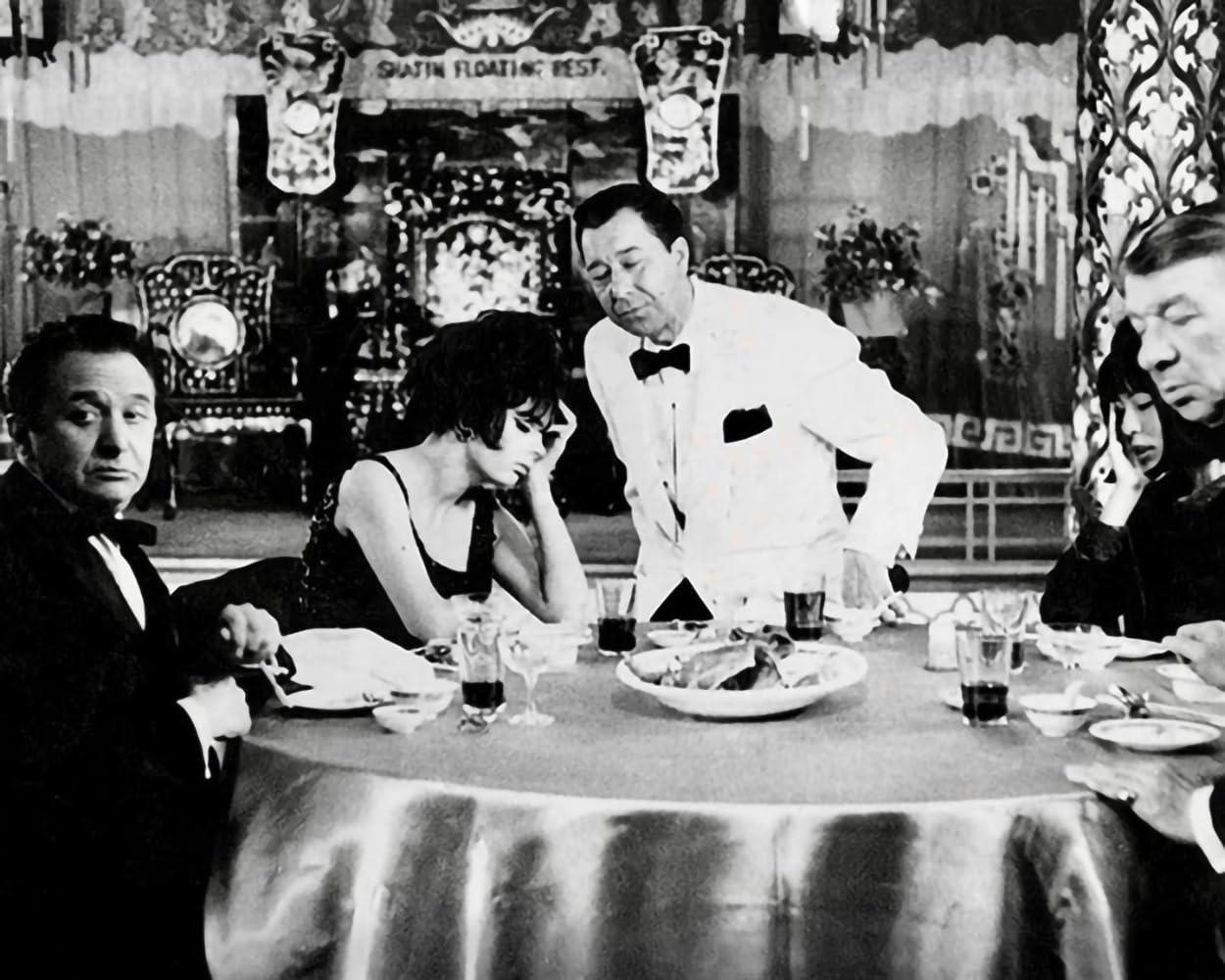 Männer sitzen in einem Restaurant an einem Tisch, asiatisches Interieur. Eine Filmszene.