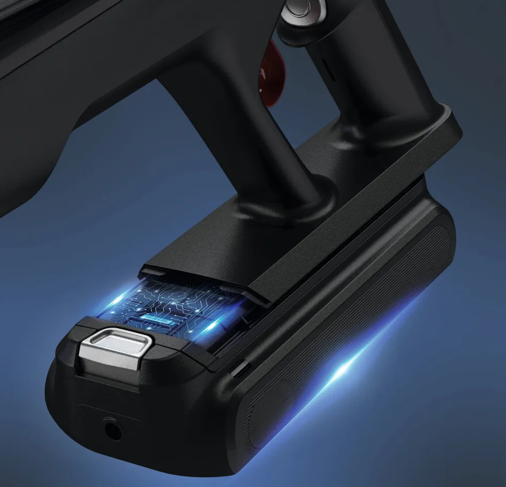 Czarny, podręczny odkurzacz z świecącą niebieską wewnętrzną płytką obwodu i uchwytem.