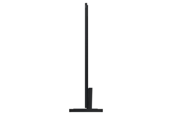 Siyah, ince bir TV ekranı siyah bir arka plan üzerinde tek başına duruyor.